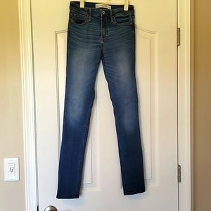 👖Abercrombie and Fitch jeans.